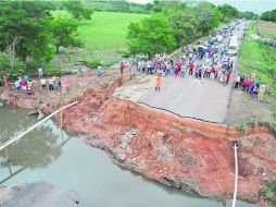El puente que atravesaba el arroyo ''Reyes'', en el municipio de Macuspana, Tabasco, se vino abajo debido a las lluvias. NTX /