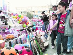 Una de las aceras de la zona de Obregón, donde la mercancía está más a la mano de los compradores.  /