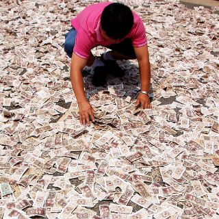 Un chino regala 102 kilos de billetes a su futura esposa