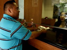 Banco Base preve que este día el tipo de cambio fluctúe en un rango de 13.07 y 13.18 pesos por dólar. ARCHIVO /