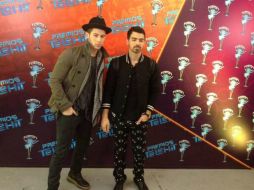 Nick y Joe hicieron suyo el escenario con canciones como 'Pom poms', 'Who I am', 'SOS'. Foto de Twitter @tvtelehit ESPECIAL /