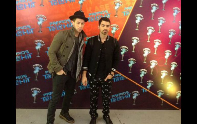 Nick y Joe hicieron suyo el escenario con canciones como 'Pom poms', 'Who I am', 'SOS'. Foto de Twitter @tvtelehit ESPECIAL /