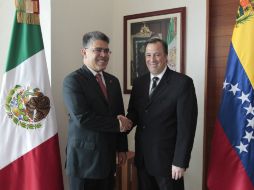 Meade (d) y Jaua (i) acuerdan que sus gobiernos permanecerán en contacto para colaborar en el esclarecimiento de los hechos. ARCHIVO /