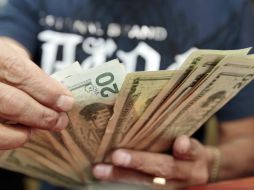 El dólar se presentó a la compra en un mínimo de 12.50 pesos. ARCHIVO /