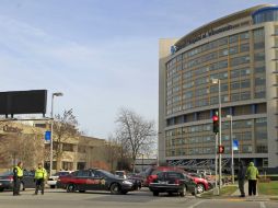 Elementos de seguridad se movilizan en el Hospital Pediátrico donde ocurrió el incidente. AP /