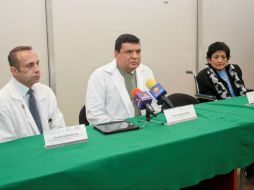 El médico del Hospital de Infectología Juan I. Menchaca del IMSS, Paulo López Guillén (c) informa del tratamiento. ESPECIAL /