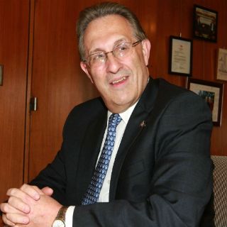 Wayne se reúne con senadores, no abordan espionaje