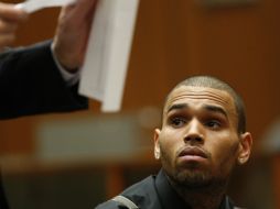 Brown se encuentra en libertad bajo palabra por atacar en el 2009 a su ex novia Rihanna. ARCHIVO /