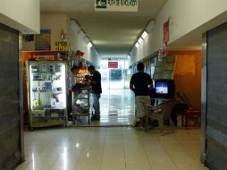 El edil observó en su recorrido que de 330 locales, sólo 70 operan entre semana. ARCHIVO /