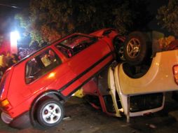El Golf impactó a la camioneta sobre su costado izquierdo al punto en que volcó y el automóvil quedó sobre ella.  /