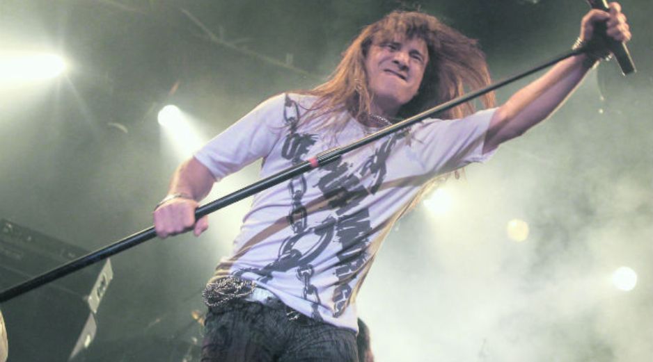 El vocalista Adrián Bariliari puso a mover las melenas a los amantes del metal. EL INFORMADOR /