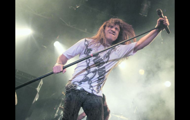 El vocalista Adrián Bariliari puso a mover las melenas a los amantes del metal. EL INFORMADOR /