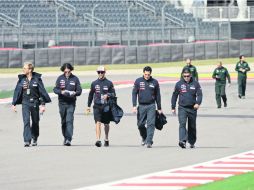 Diferentes pilotos fueron acompañados por su equipo en un recorrido a pie por el circuito estadounidense. AP /