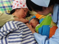 De tener un hermano, aunque sea solo uno de los padres, la ley les permite concebir a solo un niño. ARCHIVO /