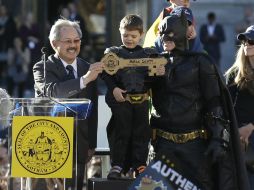 El jefe de policía Greg Suhr pidió la ayuda de Batkid (batiniño), quien pasó el día de un sitio del crimen a otro. AP /