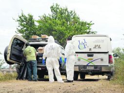 Peritos del Instituto Jalisciense de Ciencias Forenses trabajan en la zona desde el sábado pasado.  /