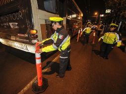 Elementos de la Policía Vial instalando los primeros retenes.  /