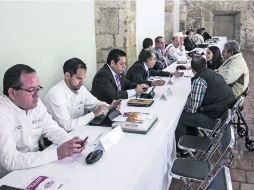 Tras ser recibidos por el gobernador, los ciudadanos fueron turnados con directores de área para darle curso a sus demandas.  /