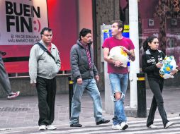 Hasta con el cochinito. Los consumidores se disponen a aprovechar las ofertas y promociones durante los cuatro días de El Buen Fin.  /