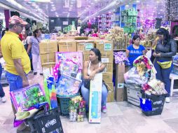 Compradores en la tienda Traki, una de las que han rebajado sus precios. AP /