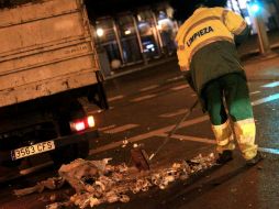 Vehículos de la compañía Tragsa salen para cumplir los servicios mínimos de limpieza en Madrid. EFE /
