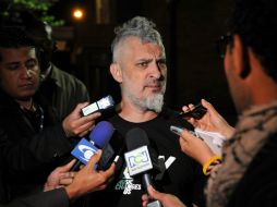 José Pelazzo, productor del rockero Charly García, habla ante la prensa sobre la salud del músico argentino. AFP /