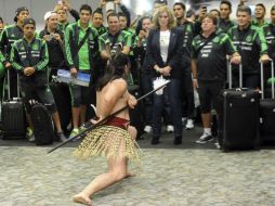 Miguel Herrera a su llegada con la Selección tras arribar a Wellington. AP /