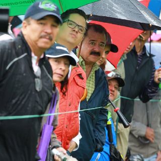 Aficionados resisten mal clima en el LOI