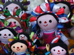 Mujeres artesanas que elaboran estas muñecas se encuentran participando en este evento. ARCHIVO /