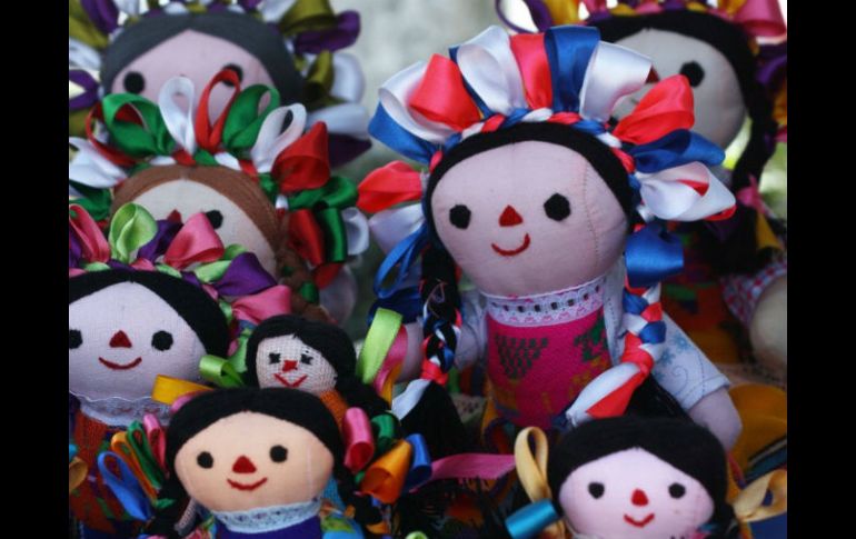 Mujeres artesanas que elaboran estas muñecas se encuentran participando en este evento. ARCHIVO /