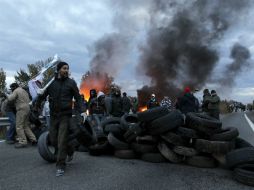 Los manifestantes protestan contra un impuesto ambiental que se piensa aplicar a los cargamentos pesados. EFE /