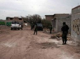 Al lugar arribaron elementos de la Semar, Policía Ministerial, Forenses y del Ministerio Público para exhumar los cuerpos. ARCHIVO /