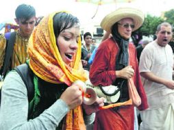 Ellos forman parte de la Unidad Internacional para la Conciencia del Krishna, fundada en 1966 en Nueva York por un monje hindú.  /