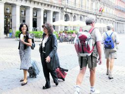 Los turistas hacen uso, cada vez más, de soportes digitales para armar su ruta viajera. ESPECIAL /