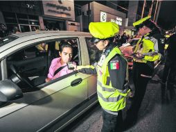 Una de las agentes de la Policía Vial, en el arranque de la estrategia contra conductore ebrios.  /