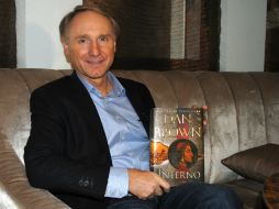 El escritor Dan Brown con su más reciente libro ''Infierno''. EFE /