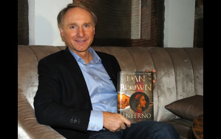 El escritor Dan Brown con su más reciente libro ''Infierno''. EFE /