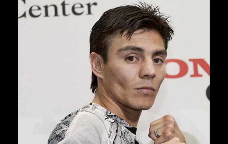 El ''Travieso'' le gana con nocaut a boxeador durante una pelea en peso pluma. ARCHIVO /