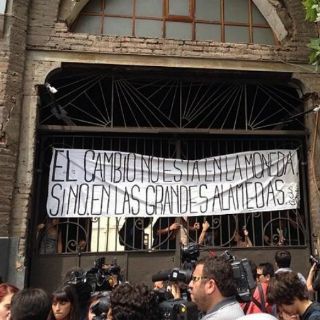 Estudiantes chilenos ocupan sede del comando de Bachelet