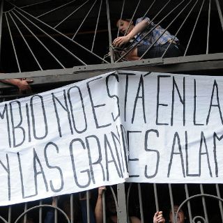 Estudiantes chilenos 'desocupan' sede de Bachelet