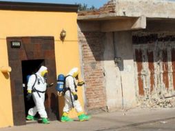 Imagen del operativo para detectar gases tóxicos en vivienda calle Fco. Urbalejo @bomberoscajeme ESPECIAL /