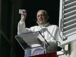 El Papa presenta la cajita de 'Misericordina' en la Plaza de San Pedro. AP /