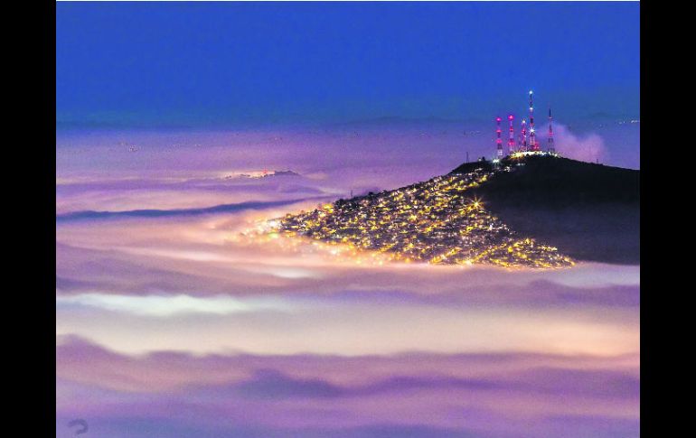 Capa de niebla al pie del cerro del Cuatro. El fenómeno corresponde a la época del año y será normal que se repita, dicen especialistas  /