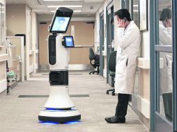 Los robots cuentan con cámaras, micrófonos y altavoces que permiten a los pacientes verse y hablarse. AFP /
