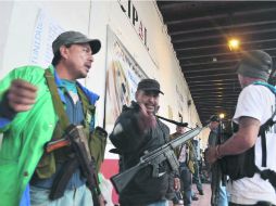 Los habitantes armados mantienen su postura de defenderse del acoso de la delincuencia organizada en sus respectivos municipios. AP /