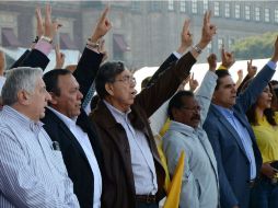 Cuauhtémoc Cárdenas, Jesús Zambrano y otros lídres perredistas durante la protesta en el zócalo capitalino. EFE /
