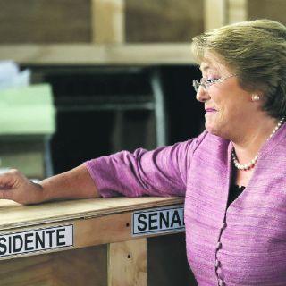 Bachelet gana, pero habrá segunda vuelta