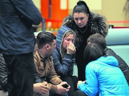 Familiares de los pasajeros del avión siniestrado esperan información de las autoridades, aunque adelantaron que no hubo sobrevivientes AFP /