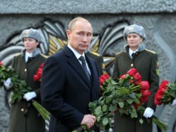 El presidente ruso, Vladímir Putin realiza una ofrenda floral ante el monumento del General Vasily Margelov. ARCHIVO /