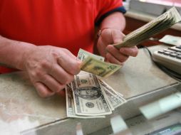 El billete verde se comercializa en la terminal aérea de la capital mexicana en este día festivo. ARCHIVO /